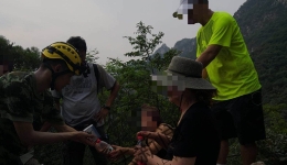 夫妻倆攀爬野長城一人摔傷 消防員與醫護人員合力營救